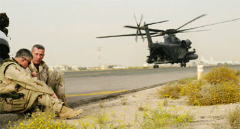 El general Tommy Franks visita a sus hombres.