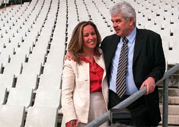 Trinidad Jiménez y Pasqual Maragall, en el estadio de La Peineta tras presentar el  anillo verde .