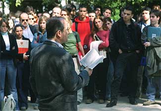 Profesores y estudiantes de varias facultades de la Universidad de València sacaron ayer las aulas a la calle, concretamente a los jardines del campus de Blasco Ibáñez, para manifestar su protesta contra la guerra de Irak. Con lecturas de textos sobre las guerras en unos casos, como el de la foto, en la que aparecen un profesor y estudiantes de la Facultad de Geografía e Historia, y clases  noramles  en otros, la comunidad universitaria mostró su rechazo a la guerra.