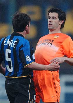 Emre y Albelda se encaran en la acción que provocó la expulsión de ambos.