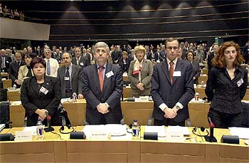 Ana Urchueguía (PSE), Karmelo Sainz de la Maza (PNV), Alfonso Alonso (PP) y Maite Pagazaurtundua (PSE), de izquierda a derecha en primera fila, durante el minuto de silencio que guardó ayer el Comité de las Regiones, en Bruselas, en memoria de las víctimas de ETA.
