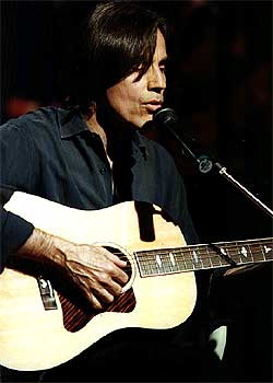 Jackson Browne, en una actuación en 1999.