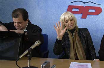 El delegado de Cultura, Antonio Castillo, y Martínez, durante la presentación de la lista del PP en Cádiz.