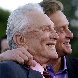 Kirk y Michael Douglas, el pasado lunes en Los Ángeles, en la presentación de  It runs in the family. 