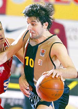 Bodiroga intenta una penetración a canasta ante Boudouris.