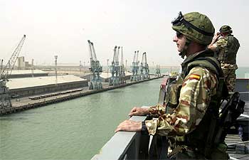 Infantes de Marina, a bordo del buque  Galicia  a su llegada al puerto iraquí de Um Qasr.