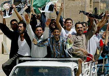 Milicianos y civiles kurdos celebraban ayer la toma de Kaneqin, otra de las ciudades del norte de Irak.