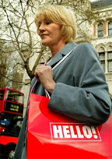 Sally Cartwright, directora de  Hello!,  al salir del juzgado.