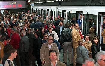 Los primeros usuarios del  metrosur,  inaugurado ayer, en la estación Puerta del Sur, en Alcorcón.
