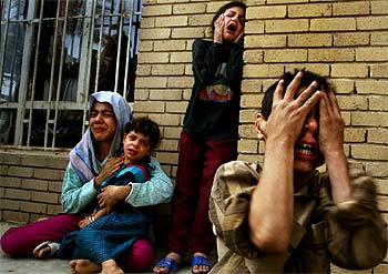 Una familia iraquí llora la muerte de un padre, un hijo y otro familiar, que fueron tiroteados por  marines  en un control en Bagdad.