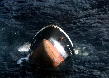 La proa del petrolero  Prestige  se hunde en el Atlántico el pasado 19 de noviembre, a 250 kilómetros de la costa gallega.