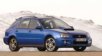 Una carrocería  break  con espíritu deportivo. Las grandes llantas de aleación, la abultada toma de aire del capó delantero y el alerón del portón trasero definen la estética  racing  del Subaru Impreza SW.