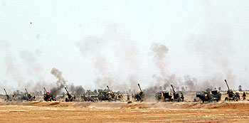 Soldados británicos de Artillería disparan los cañones en el sur de Irak.