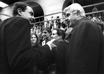 Zapatero y Maragall, ayer por la mañana en el mercado de La Seu d'Urgell.