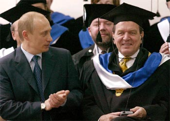 Putin (izquierda) y Schröder, tras recibir éste el título de doctor  honoris causa  de la Universidad de San Petersburgo.