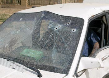 Dos iraquíes, junto a una camilla en la que yace el cadáver de un compatriota muerto en Bagdad.