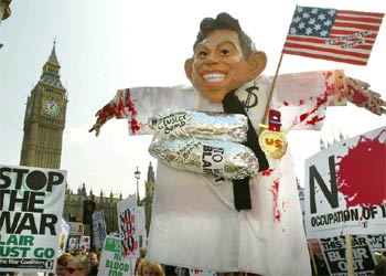 Un muñeco de Tony Blair con las manos manchadas de sangre, ayer, en la manifestación en Londres.
