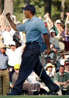 Tiger Woods celebra, el sábado, un  birdie. 