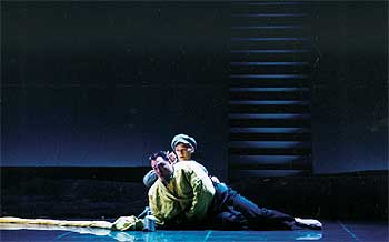 John Vilars y Angela Denoke, interpretando a  Fidelio  en el Festival de Pascua de Salzburgo.