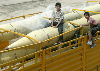 Niños iraquíes jugando en un camión con misiles abandonados, el sábado, en Bagdad.