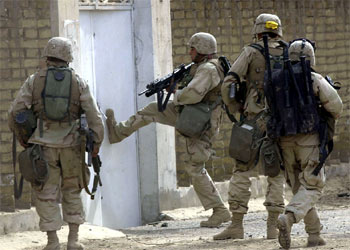 Los  marines  entrando en una casa, ayer en Bagdad.