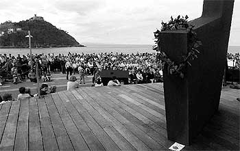 San Sebastián despide a Oteiza con un homenaje íntimo ante el mar y su obra