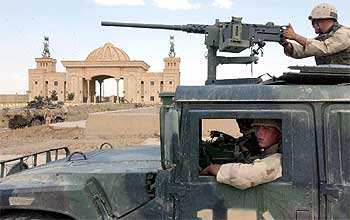   Marines   estadounidenses circulan en un vehículo blindado por Tikrit, ciudad natal de Sadam Husein.