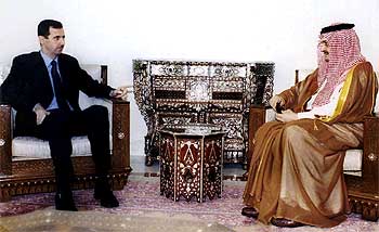 El presidente sirio, Bachar al Asad (izquierda), conversa con el ministro de Exteriores saudí, príncipe Saud al Faisal, ayer en Damasco.