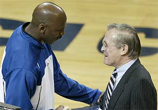 Jordan recibe la bandera del Pentágono.