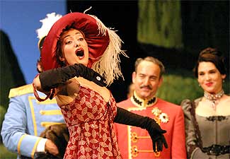 Una escena de la zarzuela  La generala,  con dirección de escena de Tricicle.