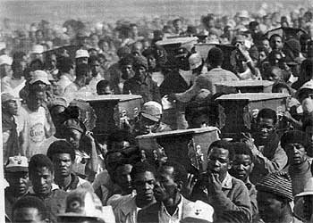 Imagen de 1985 de un funeral en Kwa por 15 personas que murieron durante una protesta contra el  apartheid. 