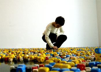 La instalación  Eins, Un, One...,  que se exhibe en la exposición del Macba  Robert Filliou. Genio sin talento. 