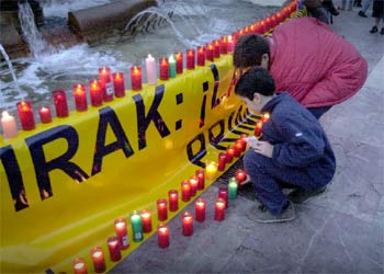 Un niño enciende anoche una de las velas en recuerdo de los muertos en Irak.