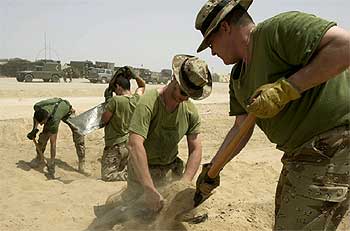 Soldados españoles realizan trabajos para instalar el hospital de campaña cerca de Um Qsar.