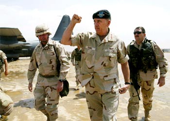 EL GENERAL TOMMY FRANKS LLEGA A BAGDAD