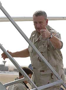 EL GENERAL TOMMY FRANKS LLEGA A BAGDAD