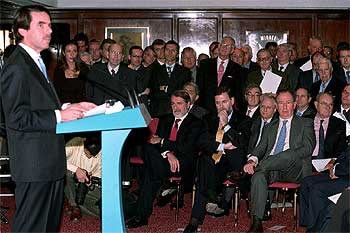 Aznar, durante un acto de su partido con asistencia de Jaime Mayor, Mariano Rajoy y Rodrigo Rato.