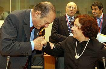 El presidente francés, Jacques Chirac, saluda a la ministra española de Exteriores, Ana Palacio, ayer en Atenas.