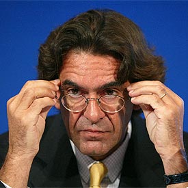 El ministro francés de Educación, Luc Ferry, en la inauguración del presente curso escolar.