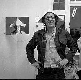 Robert Filliou, en 1972 con una 'Galerie Légitime' doblada en una inauguración en Bonn.