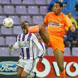 Carew intenta controlar el balón sin conseguirlo.