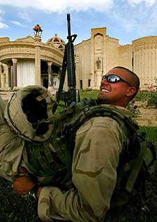 Un   marine    se relaja en los jardines de uno de los palacios de Sadam. 