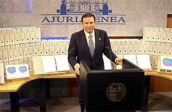 Juan José Ibarretxe presenta el pasado lunes, en Vitoria, sugerencias que ha recibido a su plan.