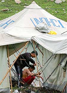 Mohamed Seif corta el pelo a un compañero en el campo de coordinación humanitaria de la ONU, cerca de Erbil.