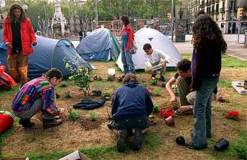 Los pacifistas levantaron el campamento del Pla de Palau, en Barcelona, y plantaron flores.