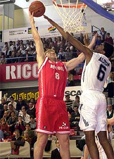 Laviña intenta encestar ante la oposición de Alston.