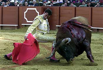 Enrique Ponce, doblándose con el primer toro de la tarde.