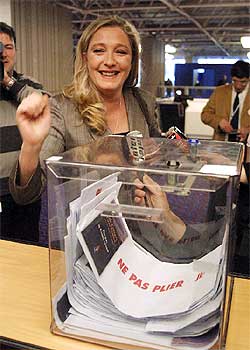 La hija de Jean Marie Le Pen, Marine, vota en una elección interna en Niza.