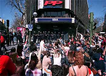 Manifestación ante la sede del PP en Madrid.