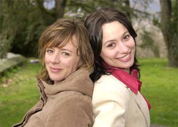 Emma Suárez (izquierda) y Natalia Verbeke, arriba, hermanas en  El pantano. 